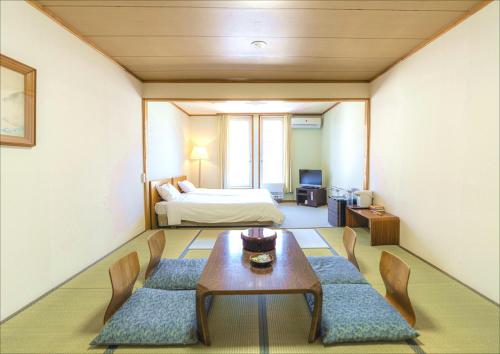 room detail thumbnail 2