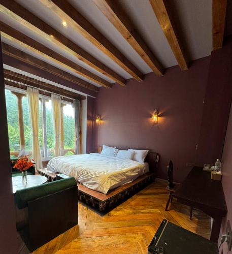 1 king bed, 2 twin beds
