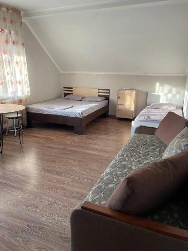 1 king bed, 2 twin beds, 1 sofa bed