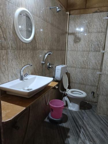 Deluxe Double Room (2 Adults + 1 Child) image 2