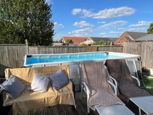 Skats, Lavender Lodge - Pool and Hot Tub with sunset views over open fields in Wicklewood
