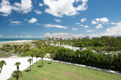 Guest room, 1 King, Partial gulf view, High floor, Balcony