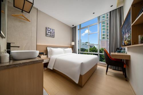 X Hotel Shenzhen Convention and Exhibition Center Shixia Metro Station in Şenzen