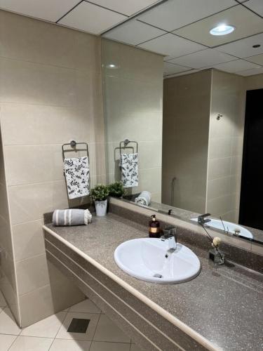 Luxury Corniche Residence 2 BHK pool gym wifi sea front Luxury Corniche Residence 2 BHK pool gym wifi sea front