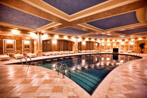 Piscina, Multi Grand Hotel in Arrinj