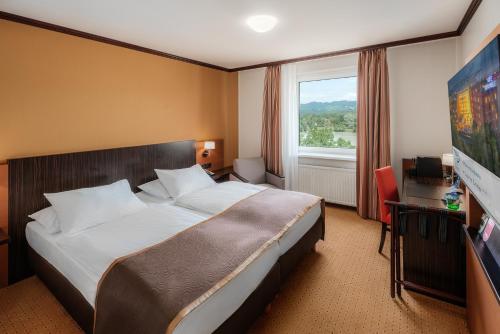 4 twin beds