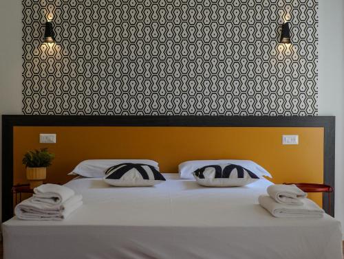 1 double bed, 1 twin bed