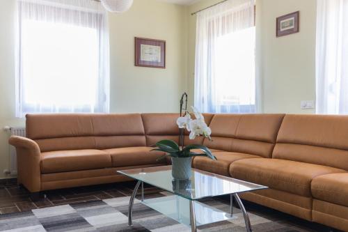2 bedrooms, 5 beds