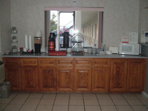 Super 8 by Wyndham Laurel - image 3