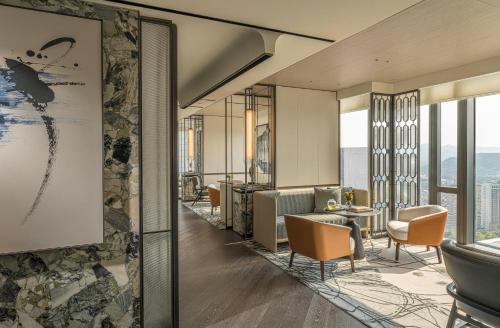 bar/salon, Four Seasons Hotel Hangzhou at Hangzhou Centre in okrožje trga Wulin