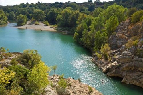 Maison de village à pied de la rivière gîte à louer Saint-Jean-de-Fos