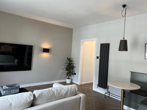 Convenient Clapham Junction Flat, London (photo 8)
