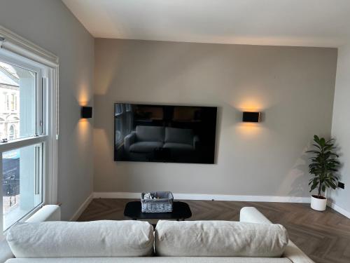 Convenient Clapham Junction Flat, London (photo 9)