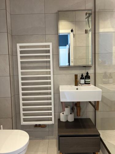Convenient Clapham Junction Flat, London (photo 7)