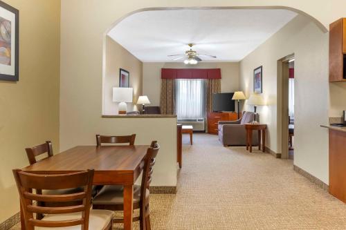 Comfort Suites Inn at Ridgewood Farm - image 11