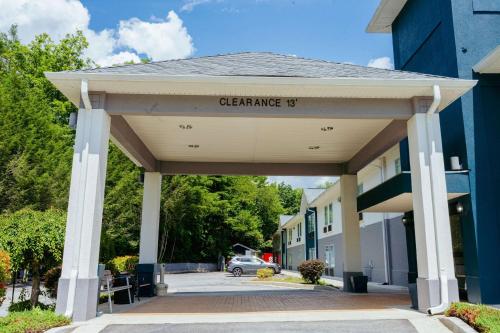 Clarion Pointe-Dillard near Blue Ridge Mountains thumb 3