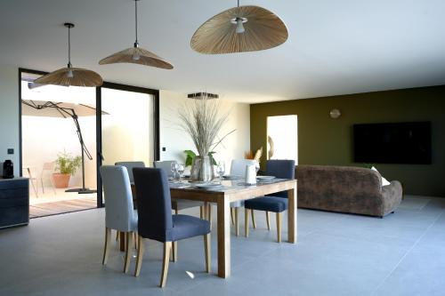 Maison d'architecte vue panoramique piscine miroir in 奧爾尼亞克拉旺