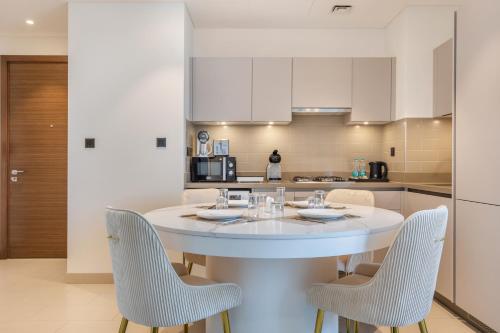 STAY BY LATINEM Luxury 2BR Holiday Home CVR B1705 near Burj Khalifa, Dubai (Foto 4)