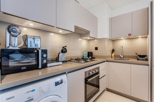 STAY BY LATINEM Luxury 2BR Holiday Home CVR B1705 near Burj Khalifa, Dubai (Foto 6)