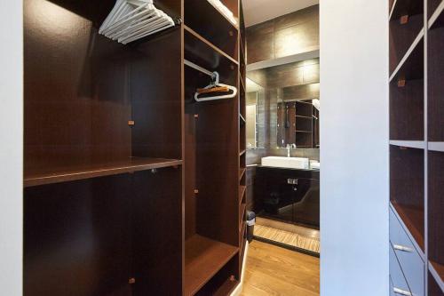 Central Holiday Home - image 11