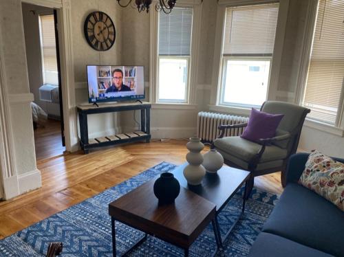 Charming New England style apartment 6 miles to downtown Boston, 4 miles to Logan airport in Revere, USA