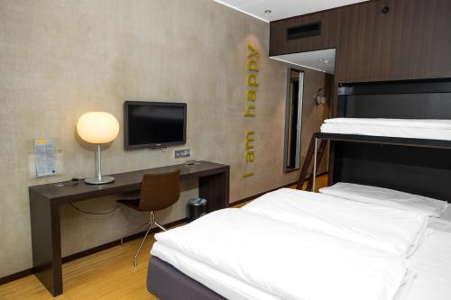 2 twin beds, 2 bunk beds