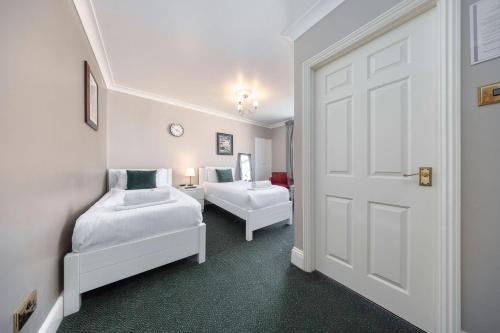 Twin Room with Private Bathroom image 4