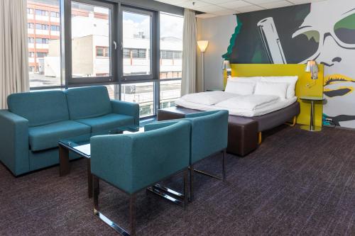 1 queen bed, 1 sofa bed