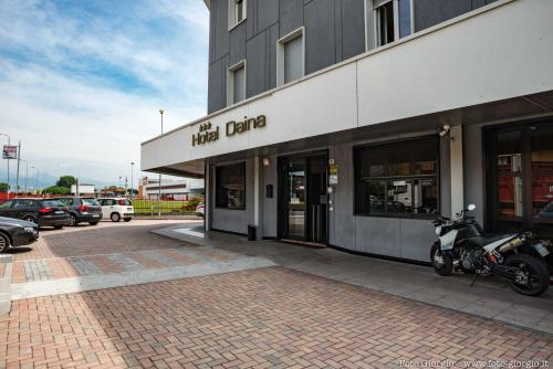 Hotel Daina - 출입구