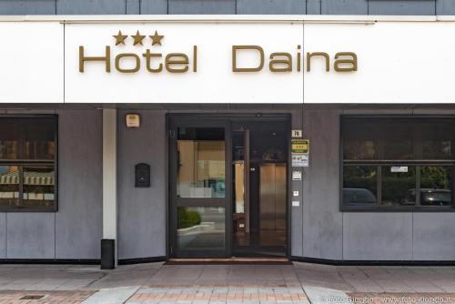 Hotel Daina - 출입구