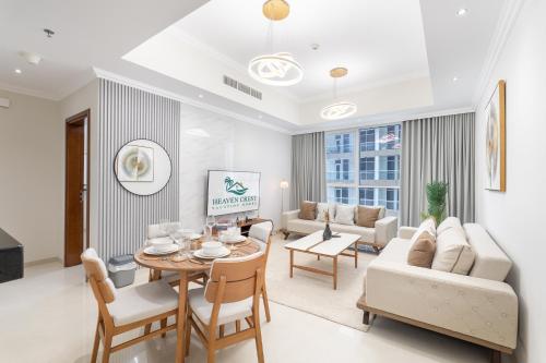 Heaven Crest Vacation Homes Downtown - Studio and 1 Bedroom Suites 2 minute walk to Dubai Mall and Burj Khalifa, Дубай