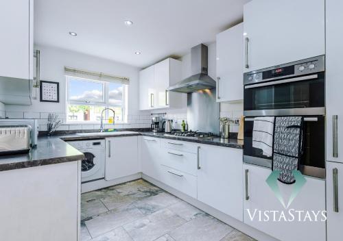 Spacious 3BDR House By Vista Stays Short Lets & Serviced Accommodation Salford With Pool Table & Free Parking, Manchester (photo 8)