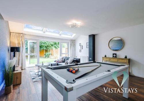 Spacious 3BDR House By Vista Stays Short Lets & Serviced Accommodation Salford With Pool Table & Free Parking, Manchester (photo 10)