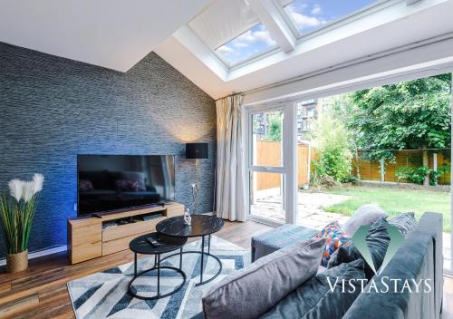 Spacious 3BDR House By Vista Stays Short Lets & Serviced Accommodation Salford With Pool Table & Free Parking, Manchester (photo 3)