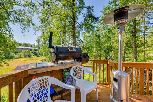 Cozy Kenai Abode with Private Deck 5 Mi to Ocean! in Nikiski (AK)