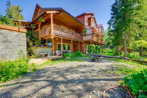 Cozy Kenai Abode with Private Deck 5 Mi to Ocean!