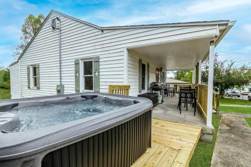 Exterior view, New River Gorge Cottage w Hot Tub, Fire Pit, Grill in Oak Hill (WV)