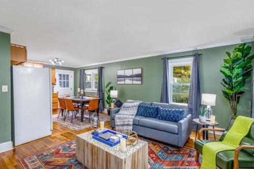 New River Gorge Cottage w Hot Tub, Fire Pit, Grill in Oak Hill, USA