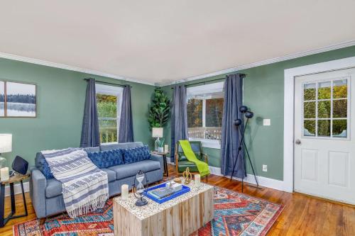 New River Gorge Cottage w Hot Tub, Fire Pit, Grill in Oak Hill, USA