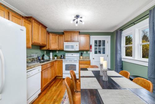 Kitchen, New River Gorge Cottage w Hot Tub, Fire Pit, Grill in Oak Hill (WV)
