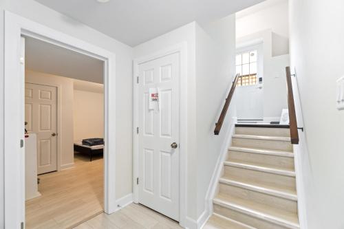 ทางเข้า, Cozy and Private Basement Suite with All Amenities in คาร์ลตัน เพลซ (ออนตาริโอ)