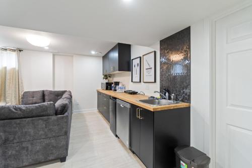 ห้องครัว, Cozy and Private Basement Suite with All Amenities in คาร์ลตัน เพลซ (ออนตาริโอ)
