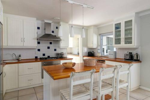 Comfy Home on Thesen Islands with Pool - image 2