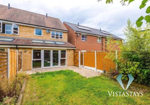 Spacious 3BDR House By Vista Stays Short Lets & Serviced Accommodation Salford With Pool Table & Free Parking, Manchester (photo 6)