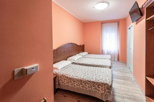3 twin beds