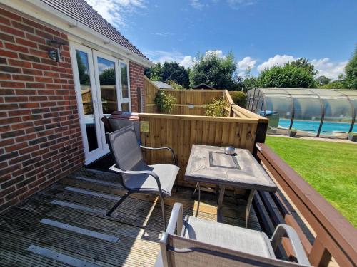 Garden, Cypress Log Cabins Accommodation in Godshill