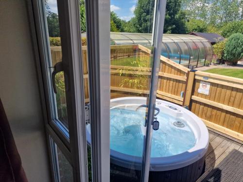 Hot tub, Cypress Log Cabins Accommodation in Godshill