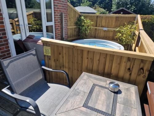Hot tub, Cypress Log Cabins Accommodation in Godshill
