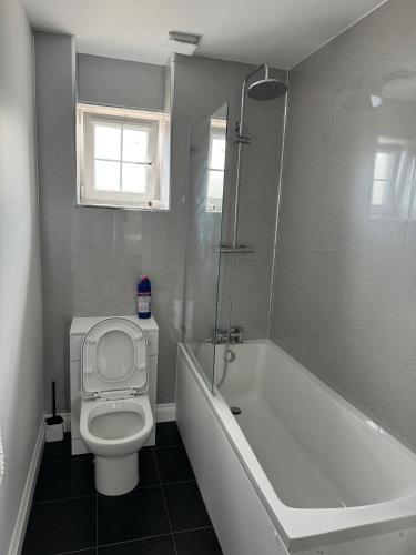 Ванна кімната, кв.м. 3 спалень, 1 окремих ванних Будинок в Markinch
 (Modern 3 Bed Apartment in Fife) in Markinch