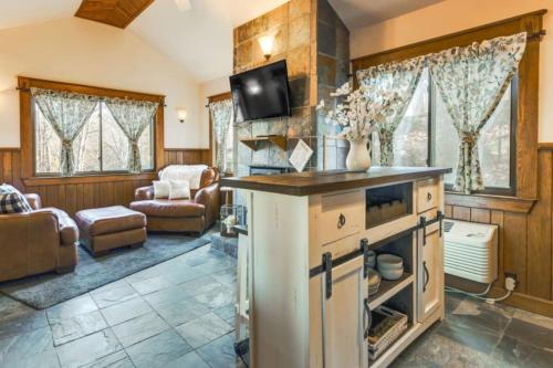 Village 37 Stone Cabin in Roundhill, USA